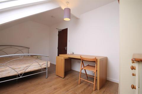 5 bedroom terraced house to rent, First Avenue, Heaton