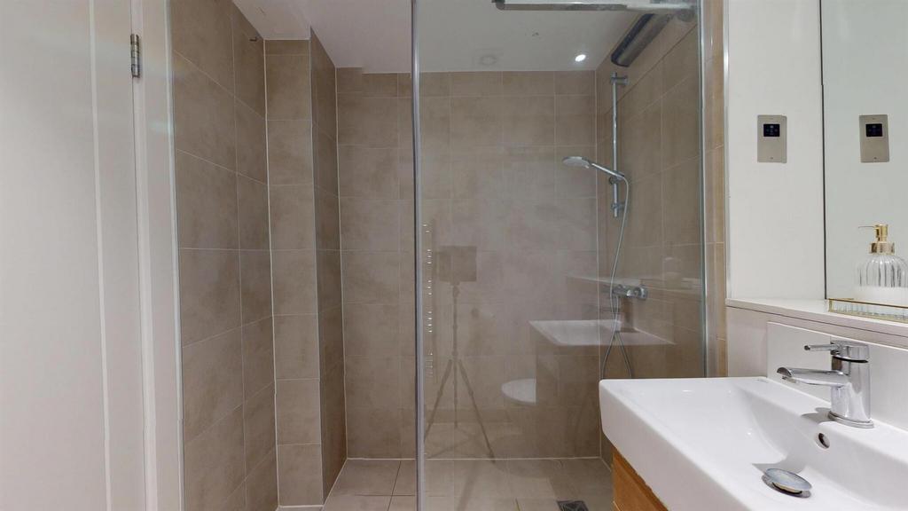 LGF2 PG.bathroom2.jpg