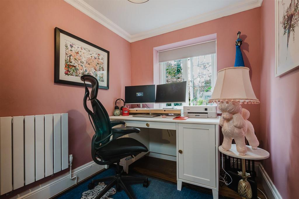 Bedroom 2/Study