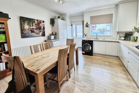 2 bedroom terraced house for sale, Shaw Road, Oldham, OL2