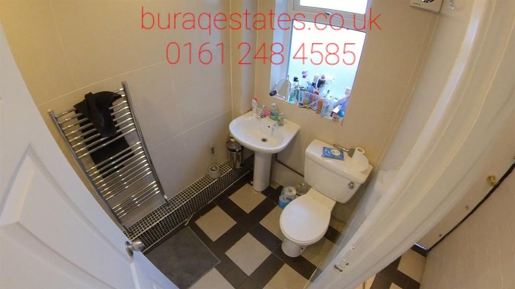 Bright, well-kept bathroom with contemporary fi...