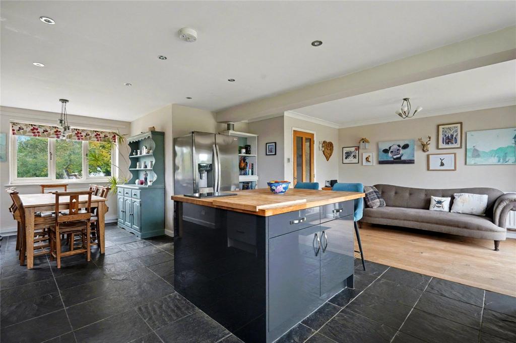 Kitchen/ Dining Area