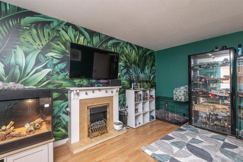 undefined, Spruce Court, Wakefield