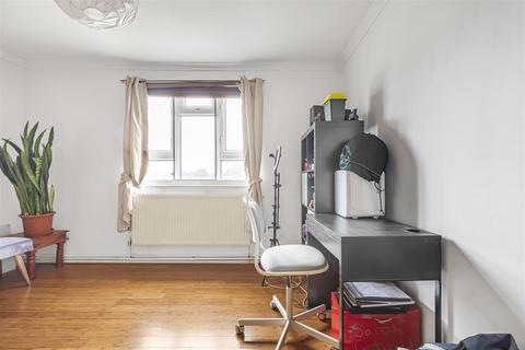 undefined, Kings Farm Avenue, Richmond, TW10