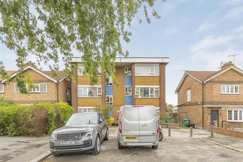 Kings Farm Avenue, Richmond, TW10
