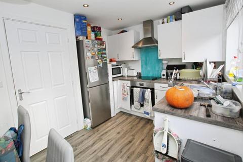 3 bedroom semi-detached house to rent, Harebell Road, Bristol BS16