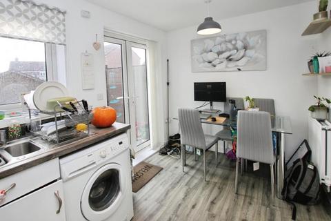 3 bedroom semi-detached house to rent, Harebell Road, Bristol BS16
