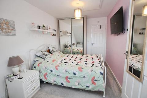 3 bedroom semi-detached house to rent, Harebell Road, Bristol BS16