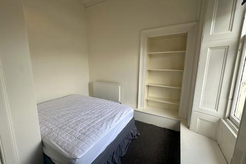 3 bedroom flat to rent, Lauriston Place (ROOM ONLY), Tollcross, Edinburgh, EH3