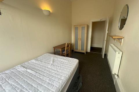 3 bedroom flat to rent, Lauriston Place (ROOM ONLY), Tollcross, Edinburgh, EH3