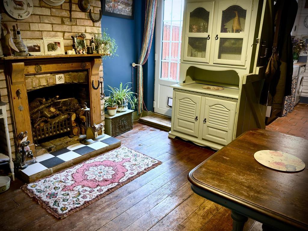DINING ROOM.jpg