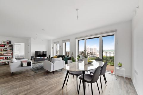 3 bedroom apartment to rent, Millet Place, Pontoon Dock London E16