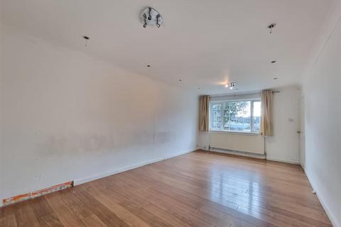 11 Hazel Grove, Romford, RM6 5PX