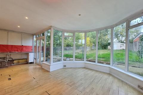 11 Hazel Grove, Romford, RM6 5PX