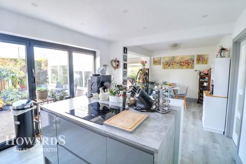 3 bedroom detached bungalow for sale, Meadow Rise, Hemsby