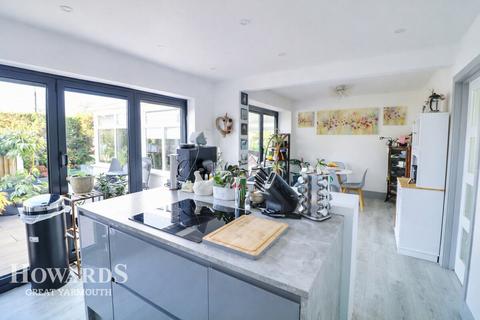 3 bedroom detached bungalow for sale, Meadow Rise, Hemsby