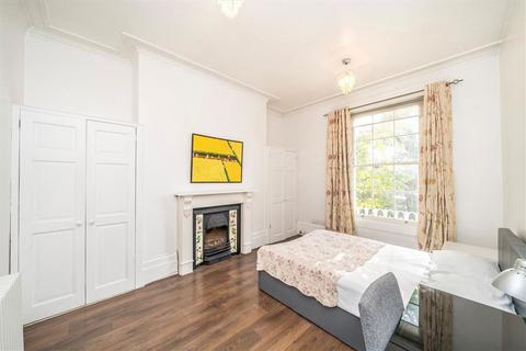 2 bedroom flat to rent, Shooters Hill Road, London SE3