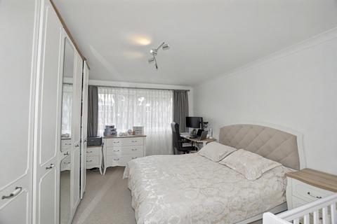 2 bedroom flat to rent, Selworthy Close, Wanstead
