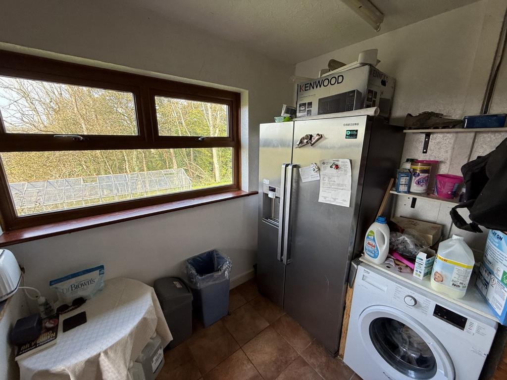 Utility Room off