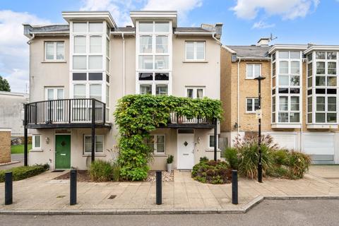 Revere Way, Ewell