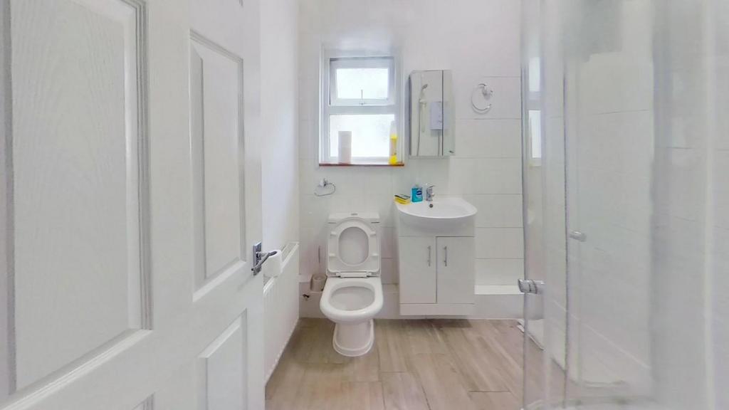 Upstairs-back-bathroom.png