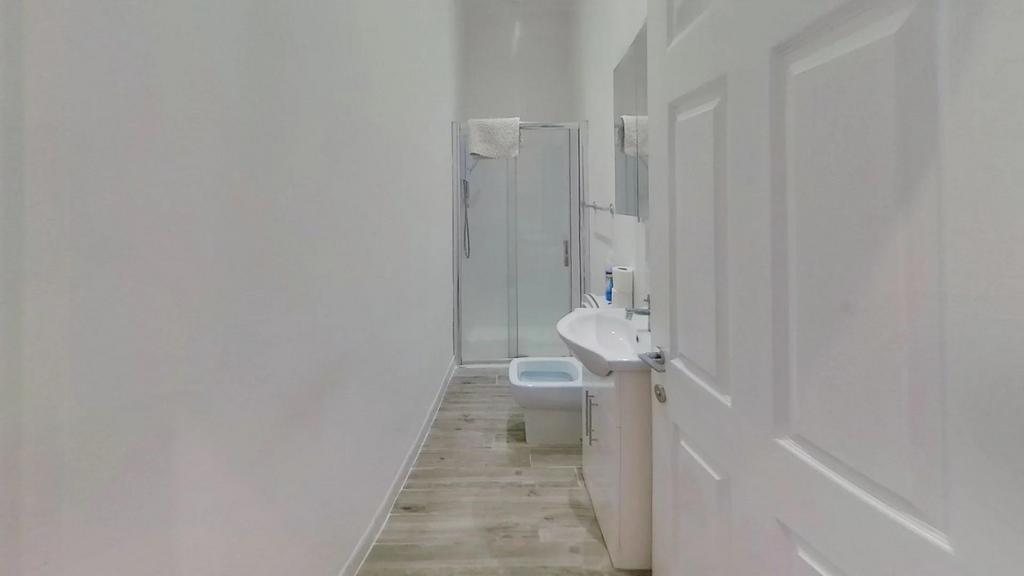 Upstairs-front-bathrooom.png
