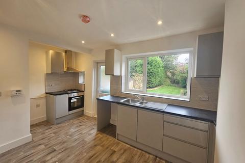 3 bedroom terraced house to rent, Amersham Close, Urmston, Manchester