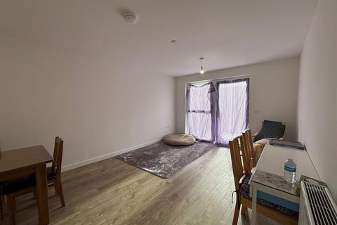 2 bedroom apartment to rent, Luctons Close, Loughton, IG10