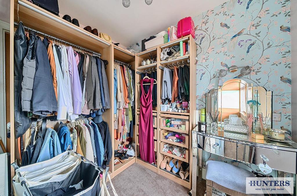 Bedroom 4/ Walk in wardrobe