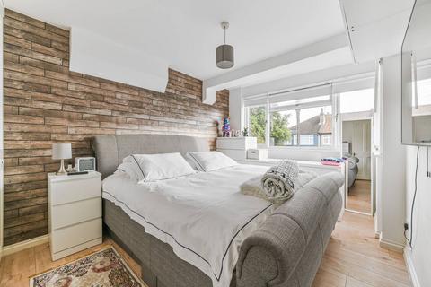 16 Eldertree Way, Mitcham, CR4 1AG