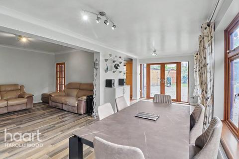 4 bedroom semi-detached house for sale, Chelsworth Close, Harold Wood