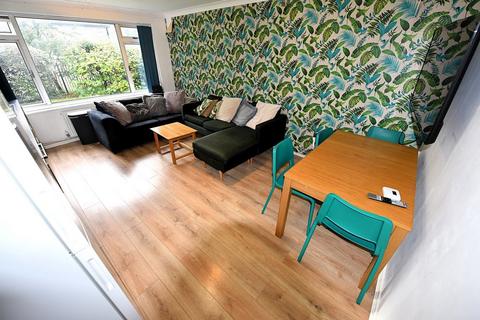 3 bedroom flat to rent, 7 The Poplars