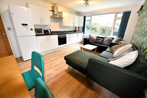 3 bedroom flat to rent, 7 The Poplars