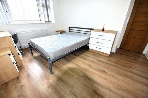 3 bedroom flat to rent, 7 The Poplars