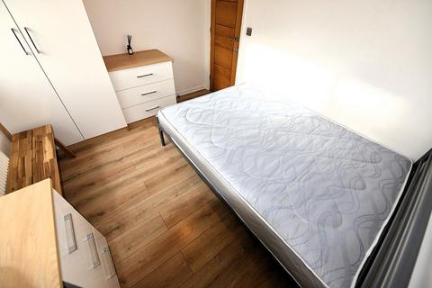 3 bedroom flat to rent, 7 The Poplars
