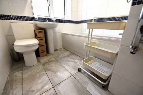3 bedroom flat to rent, 7 The Poplars