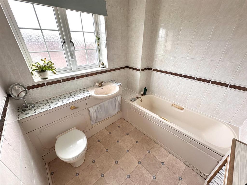 Family Bathroom 218