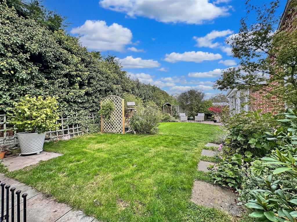 Established Private Garden 340