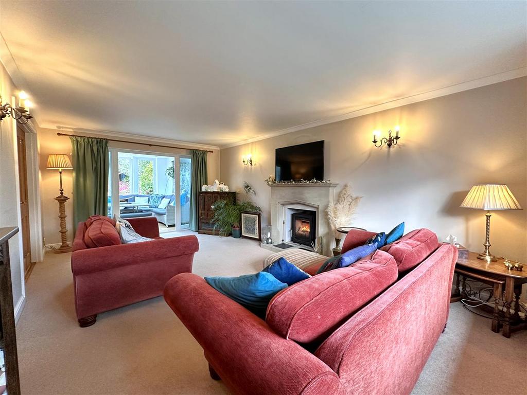 Spacious Living Room 224