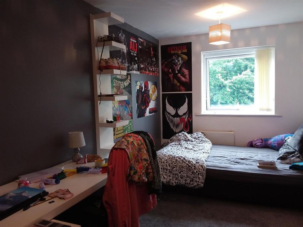 A cozy bedroom featuring a double bed, spacious...