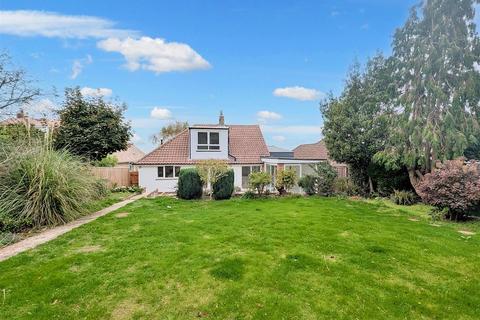 3 bedroom detached house to rent, Seagrove Manor Road, Seaview, PO34 5HW