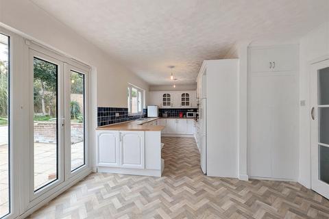 3 bedroom detached house to rent, Seagrove Manor Road, Seaview, PO34 5HW