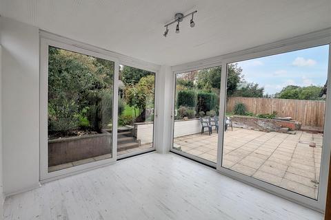 3 bedroom detached house to rent, Seagrove Manor Road, Seaview, PO34 5HW
