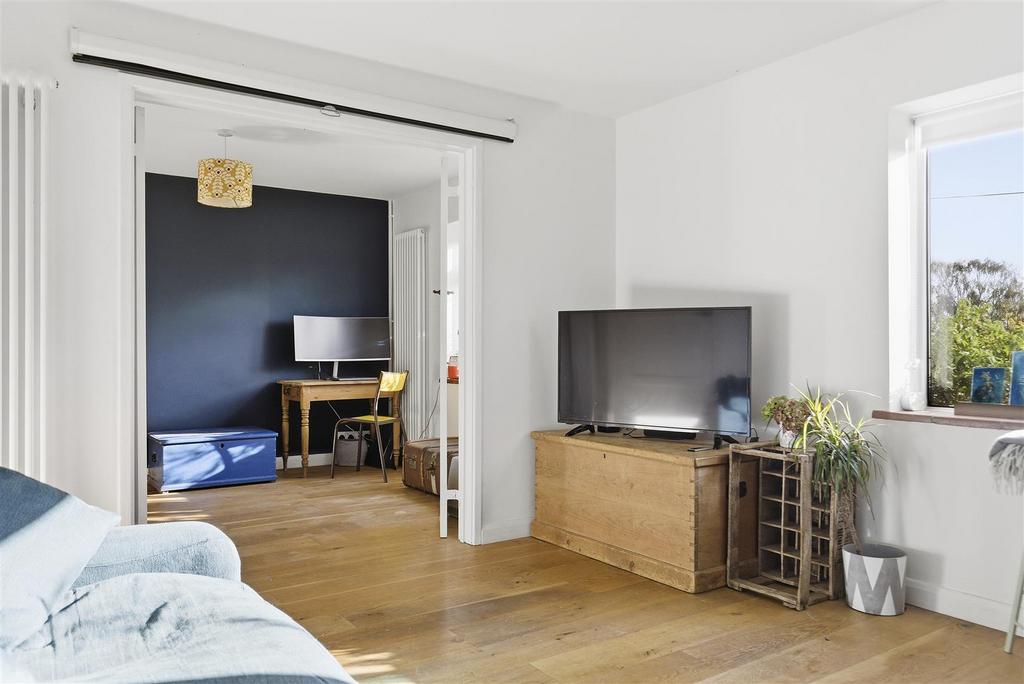 14 Heath View 4.jpg