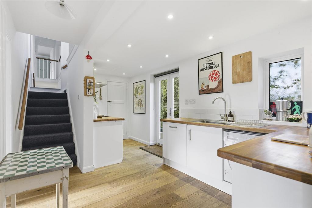 14 Heath View 8.jpg