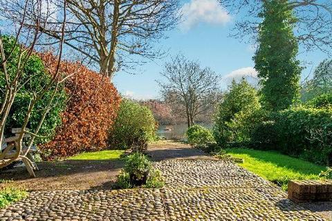 2 bedroom apartment to rent, Vale Of Health, Hampstead, NW3
