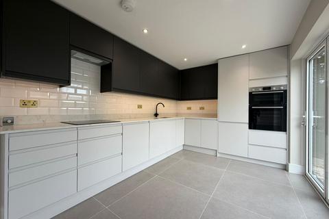 5 bedroom semi-detached house to rent, Wych Elms, Park Street, AL2