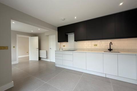 5 bedroom semi-detached house to rent, Wych Elms, Park Street, AL2
