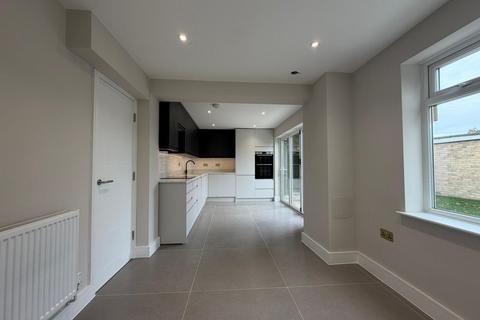 5 bedroom semi-detached house to rent, Wych Elms, Park Street, AL2