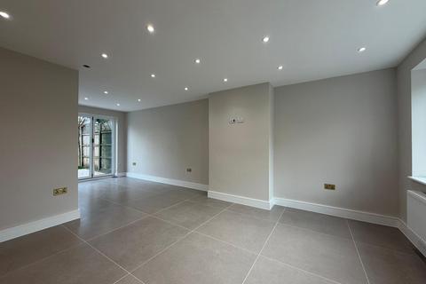 5 bedroom semi-detached house to rent, Wych Elms, Park Street, AL2